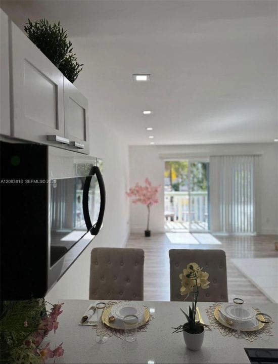For Rent: $1,950 (1 beds, 1 baths, 740 Square Feet)