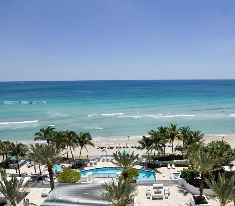 DIPLOMAT RESIDENCES POOL
