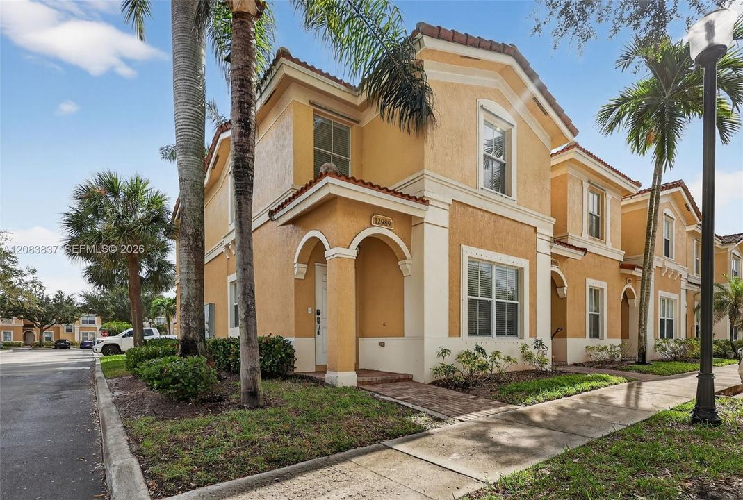 For Rent: $2,950 (3 beds, 2 baths, 1470 Square Feet)