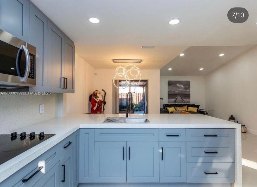For Rent: $2,900 (2 beds, 2 baths, 932 Square Feet)