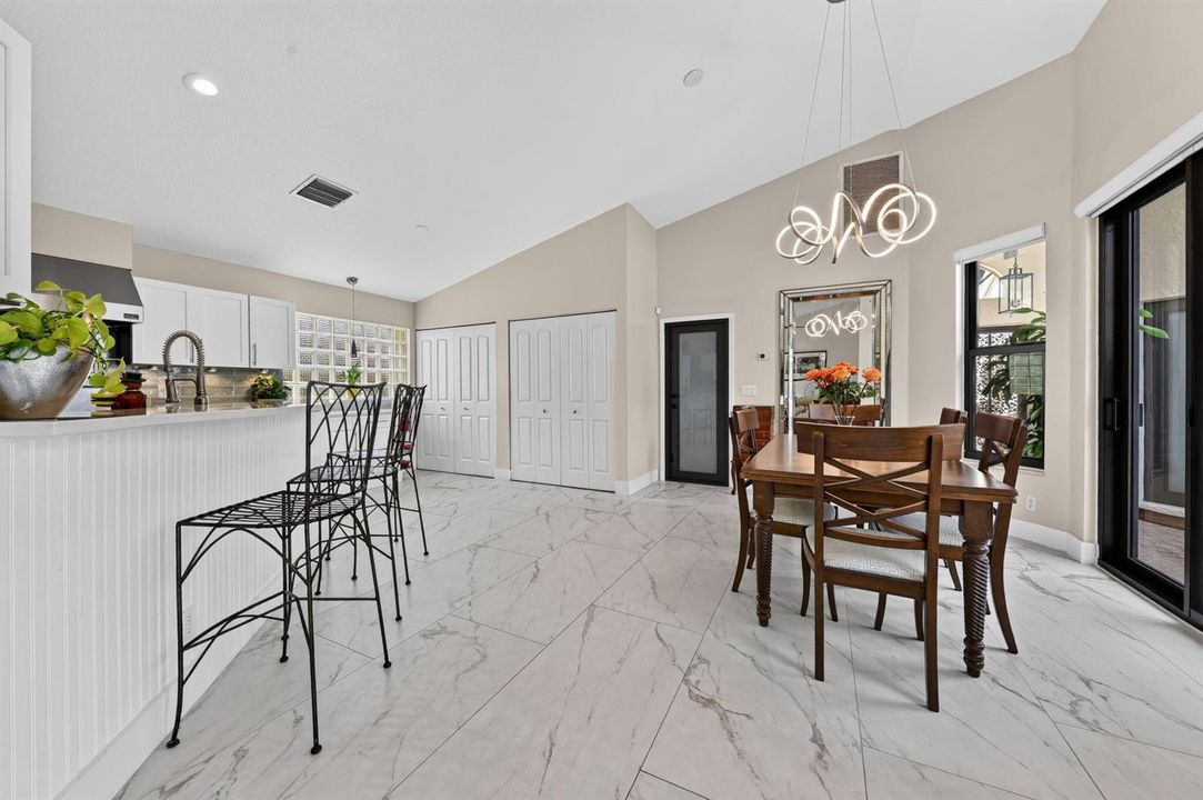 Breakfast Bar and Dining room