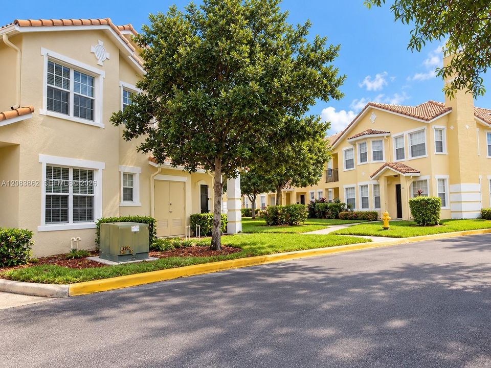 For Rent: $1,950 (1 beds, 1 baths, 878 Square Feet)