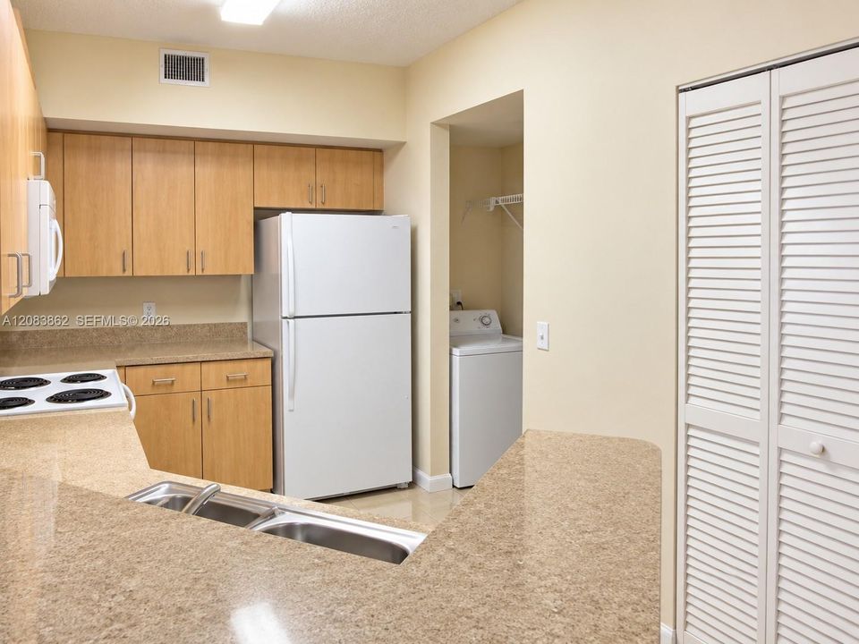 For Rent: $1,950 (1 beds, 1 baths, 878 Square Feet)
