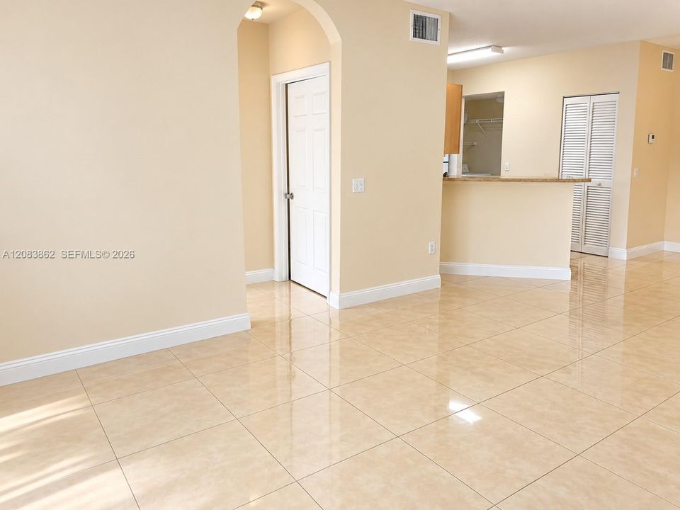 For Rent: $1,950 (1 beds, 1 baths, 878 Square Feet)