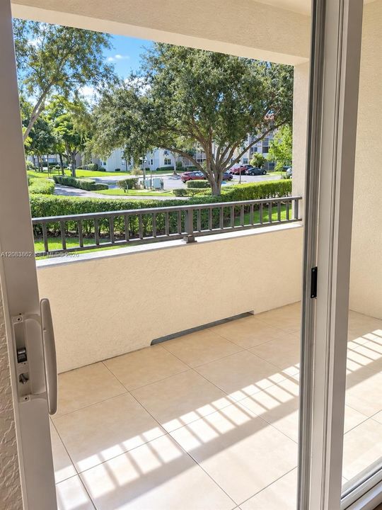 For Rent: $1,950 (1 beds, 1 baths, 878 Square Feet)