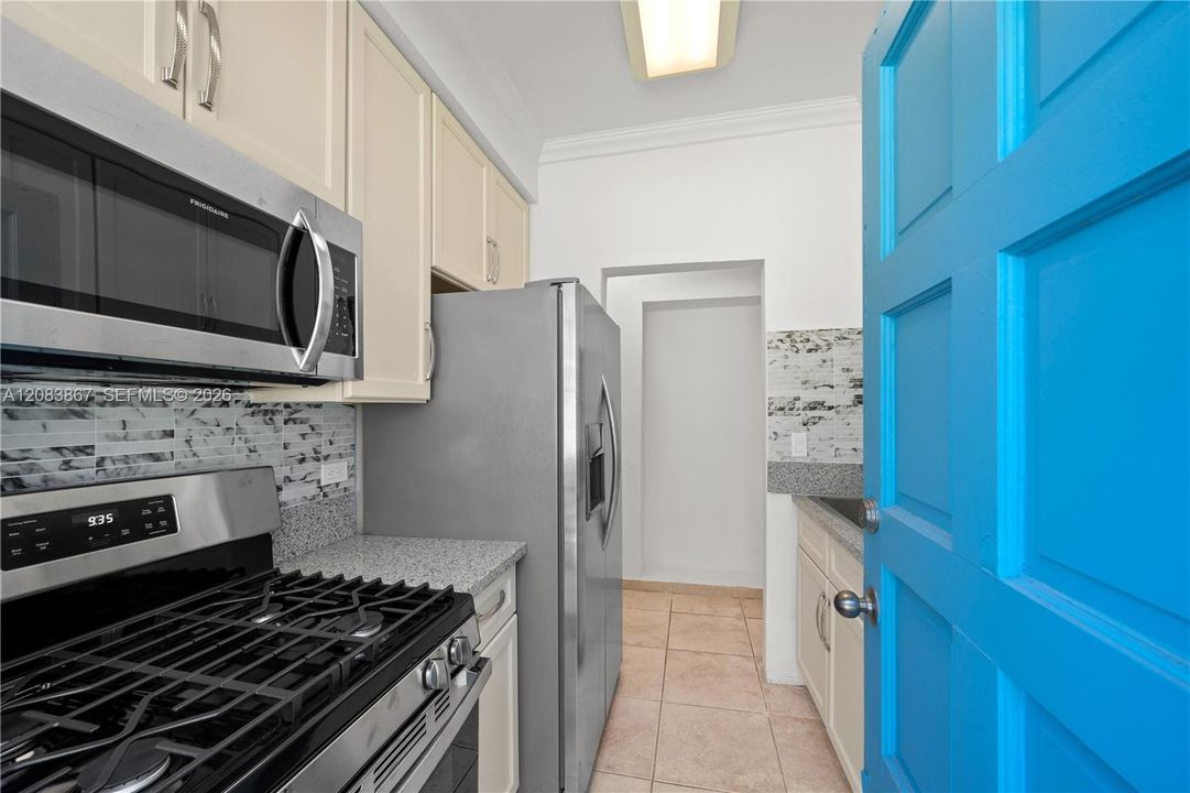 For Rent: $2,350 (1 beds, 1 baths, 750 Square Feet)