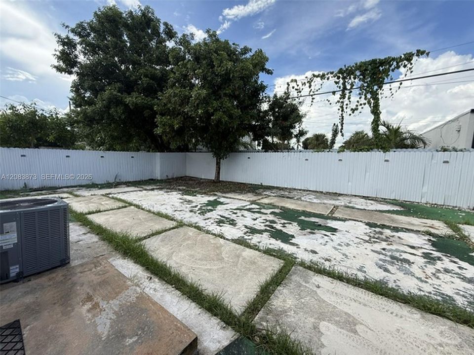 На продажу: $570,000 (4 спален, 2 ванн, 1384 Квадратных фут)