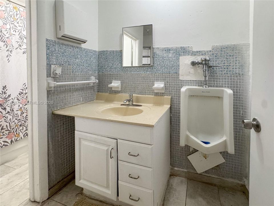 For Rent: $3,500 (9 beds, 3 baths, 3187 Square Feet)