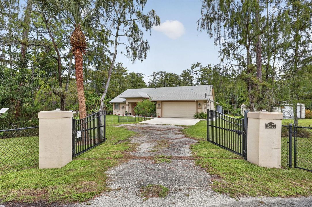 Entrance Gate with Solar Gate Opener