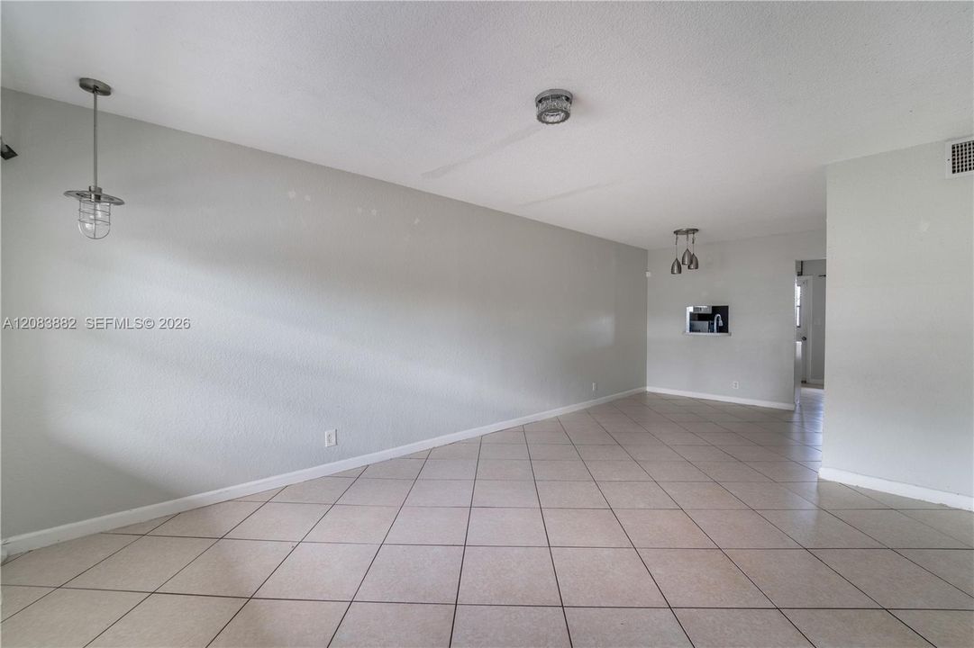 For Rent: $2,300 (2 beds, 1 baths, 1000 Square Feet)