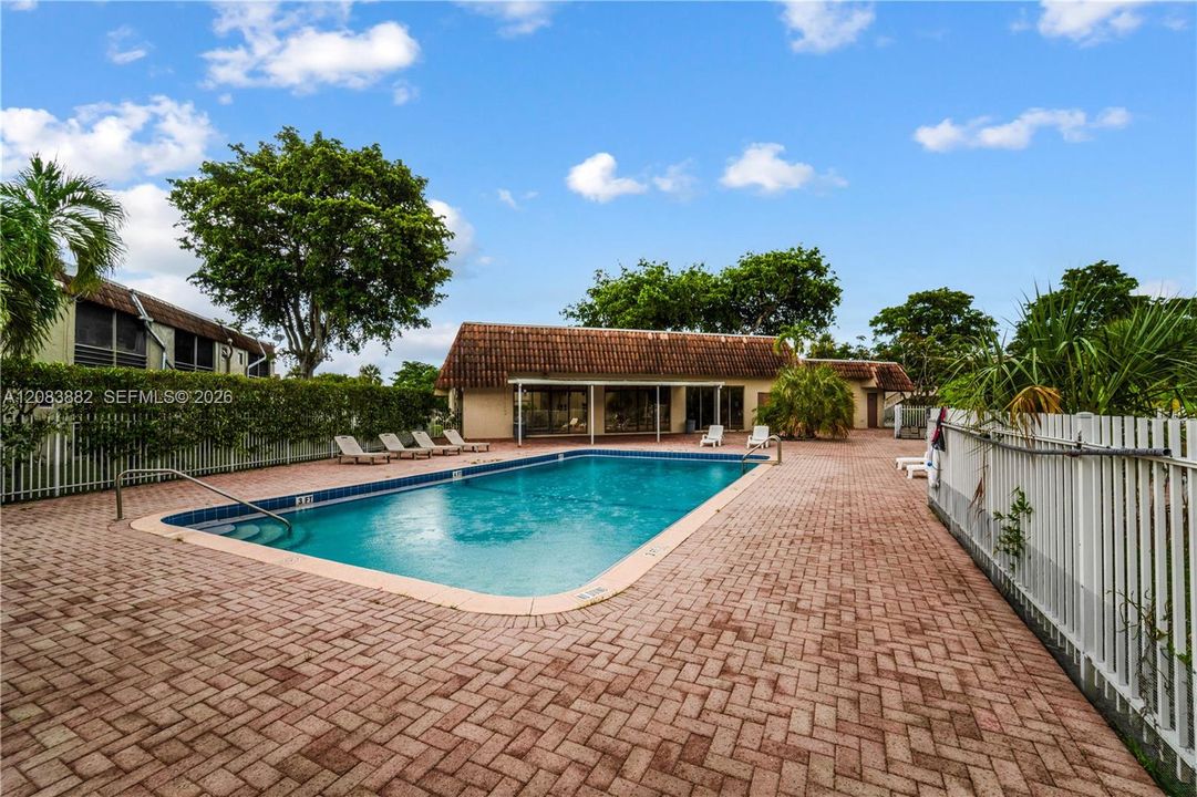 For Rent: $2,300 (2 beds, 1 baths, 1000 Square Feet)