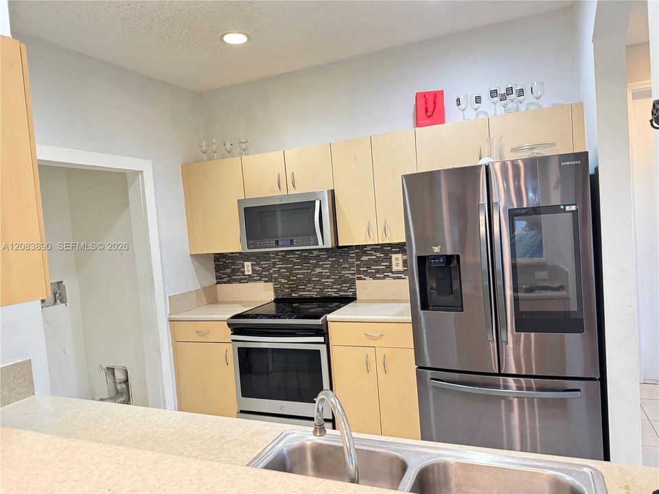 For Sale: $249,000 (2 beds, 2 baths, 1046 Square Feet)
