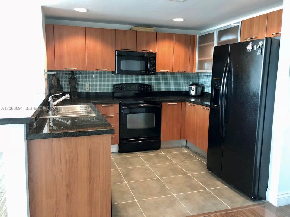 For Rent: $3,700 (2 beds, 2 baths, 1024 Square Feet)