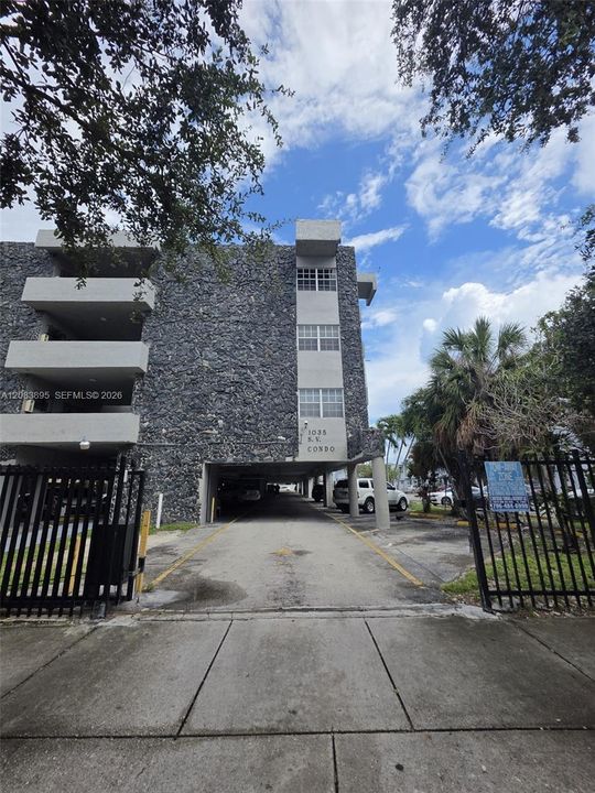 Active With Contract: $2,190 (3 beds, 2 baths, 1020 Square Feet)