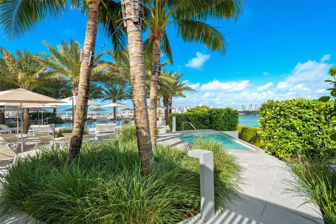 For Sale: $995,000 (1 beds, 1 baths, 851 Square Feet)