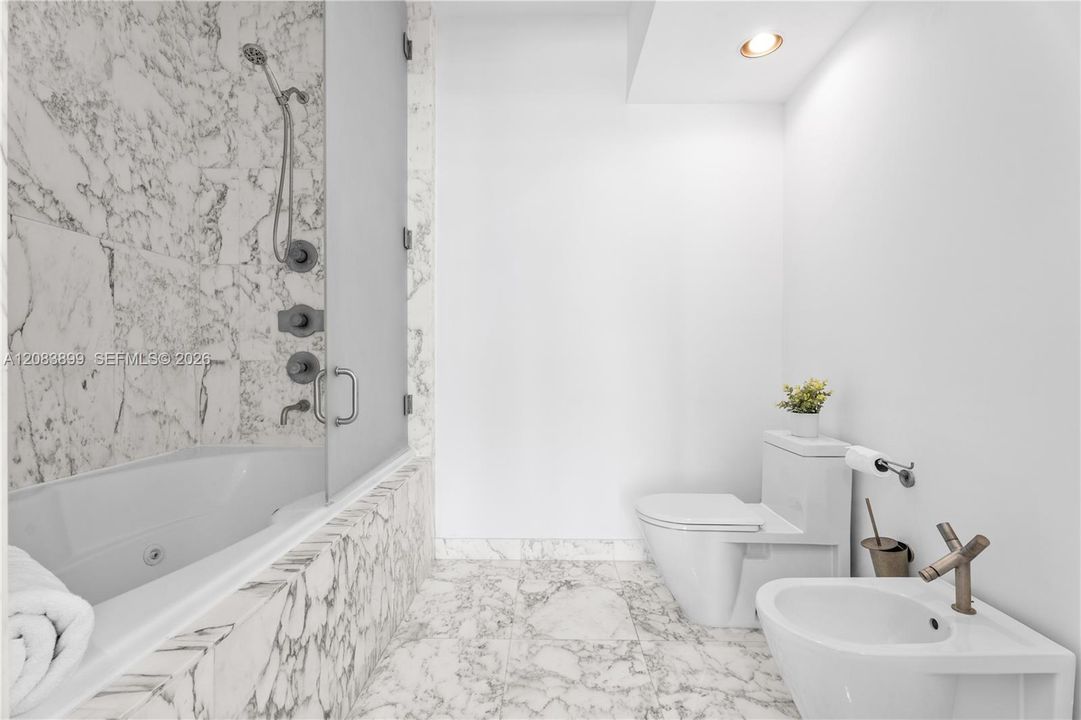 For Sale: $995,000 (1 beds, 1 baths, 851 Square Feet)