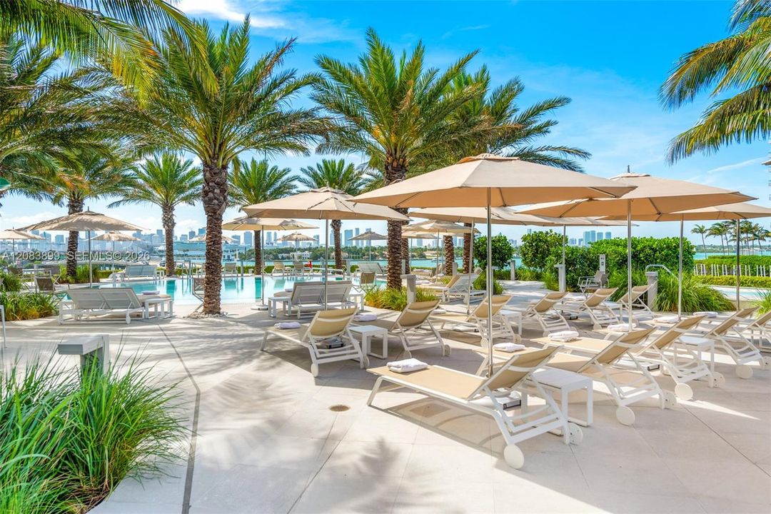 For Sale: $995,000 (1 beds, 1 baths, 851 Square Feet)