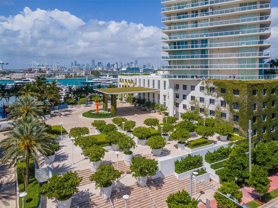 For Sale: $995,000 (1 beds, 1 baths, 851 Square Feet)