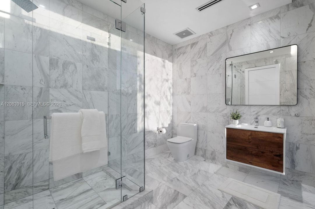 For Rent: $40,000 (6 beds, 6 baths, 5560 Square Feet)