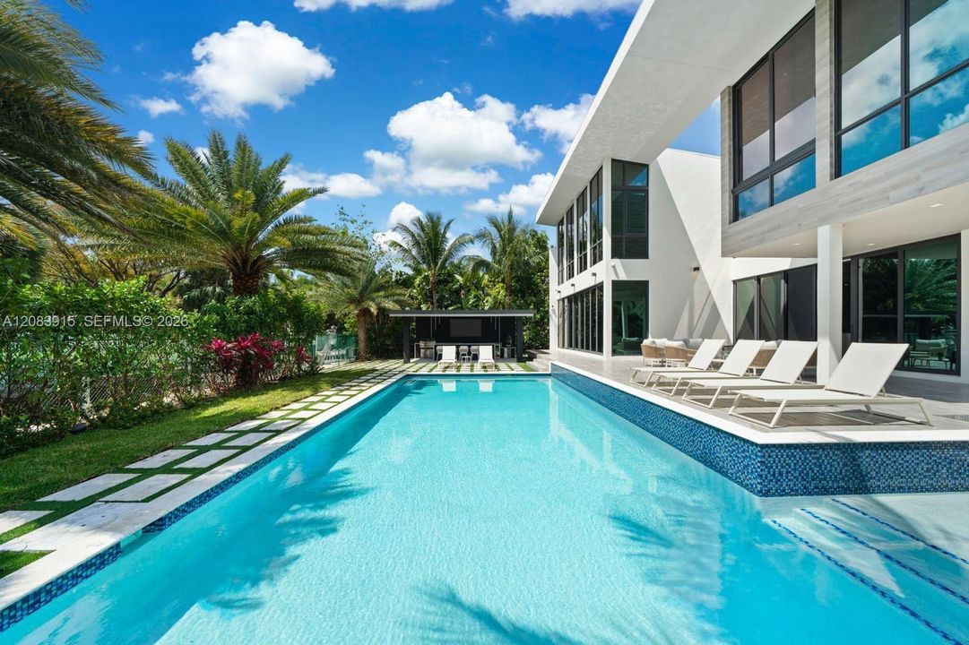 For Rent: $40,000 (6 beds, 6 baths, 5560 Square Feet)