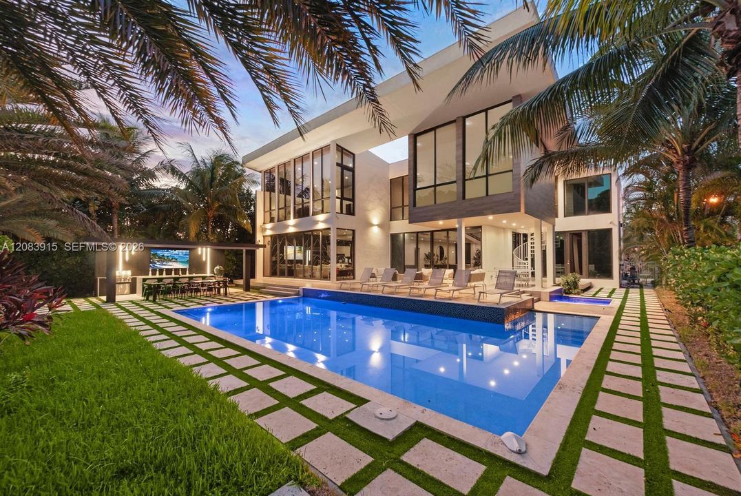 For Rent: $40,000 (6 beds, 6 baths, 5560 Square Feet)