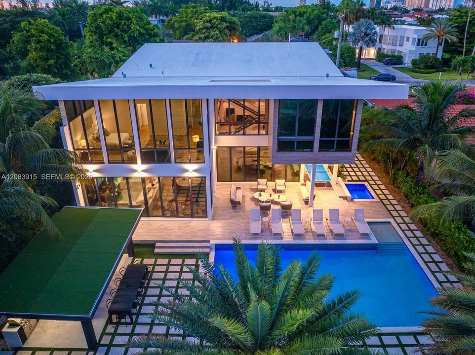 For Rent: $40,000 (6 beds, 6 baths, 5560 Square Feet)