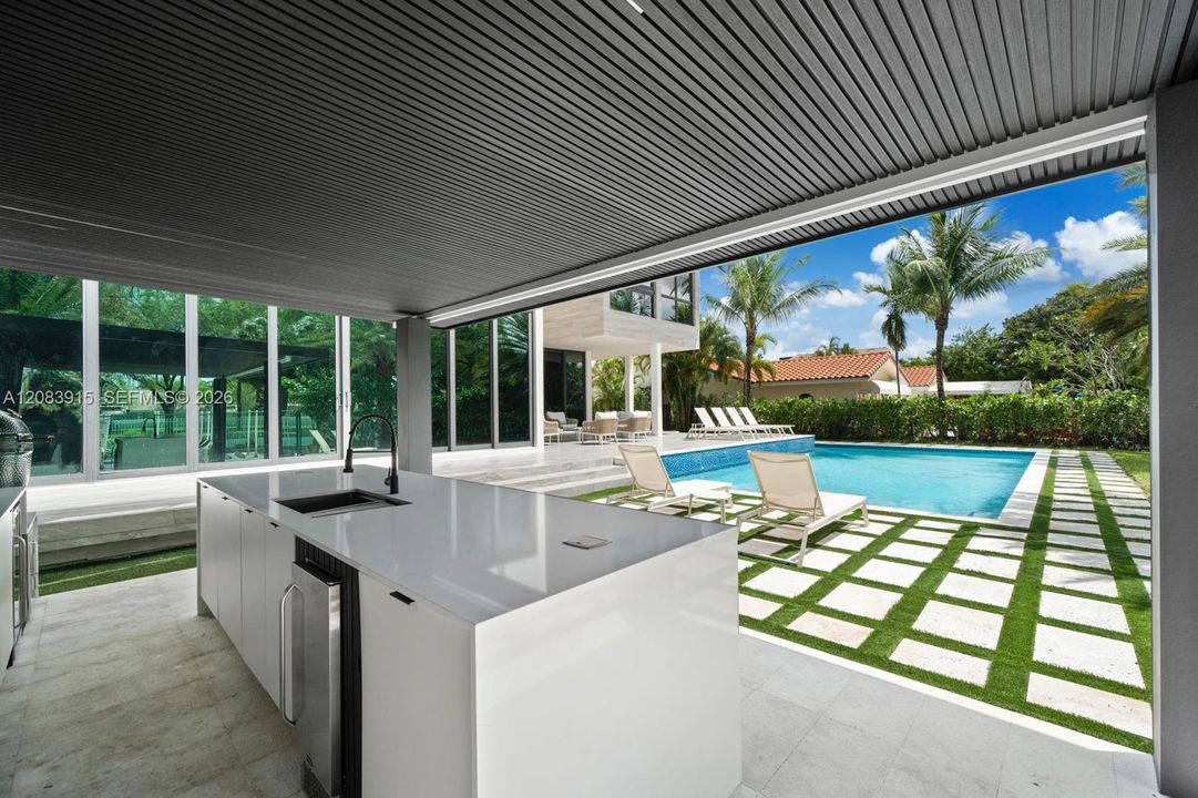 For Rent: $40,000 (6 beds, 6 baths, 5560 Square Feet)