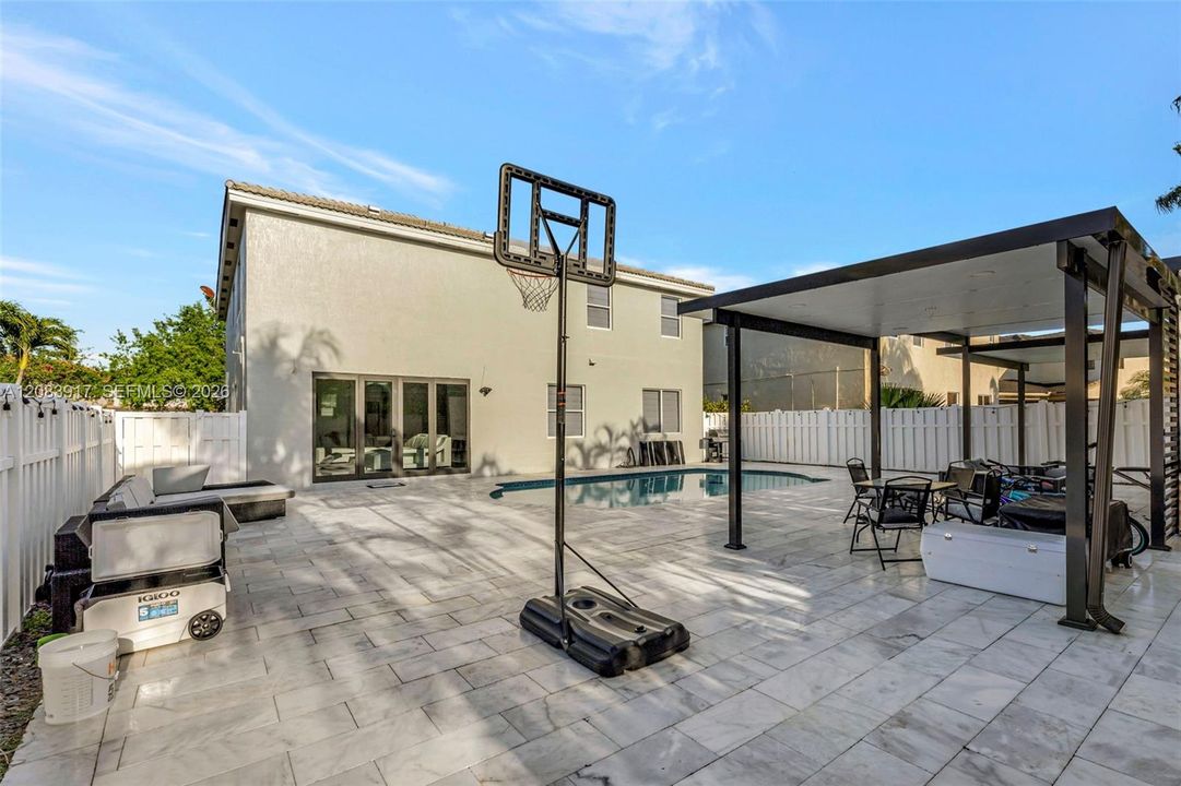For Rent: $7,990 (4 beds, 2 baths, 2818 Square Feet)