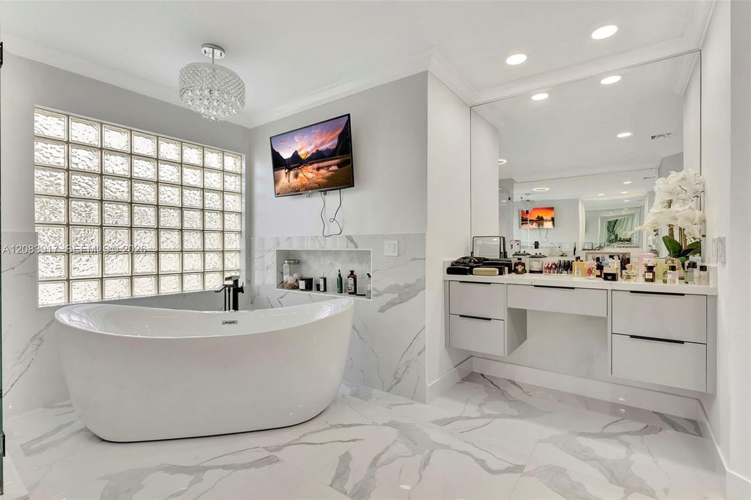 For Rent: $7,990 (4 beds, 2 baths, 2818 Square Feet)
