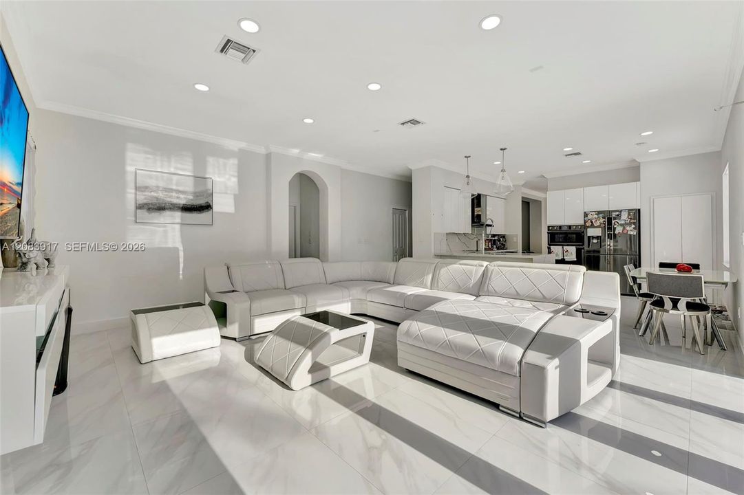For Rent: $7,990 (4 beds, 2 baths, 2818 Square Feet)