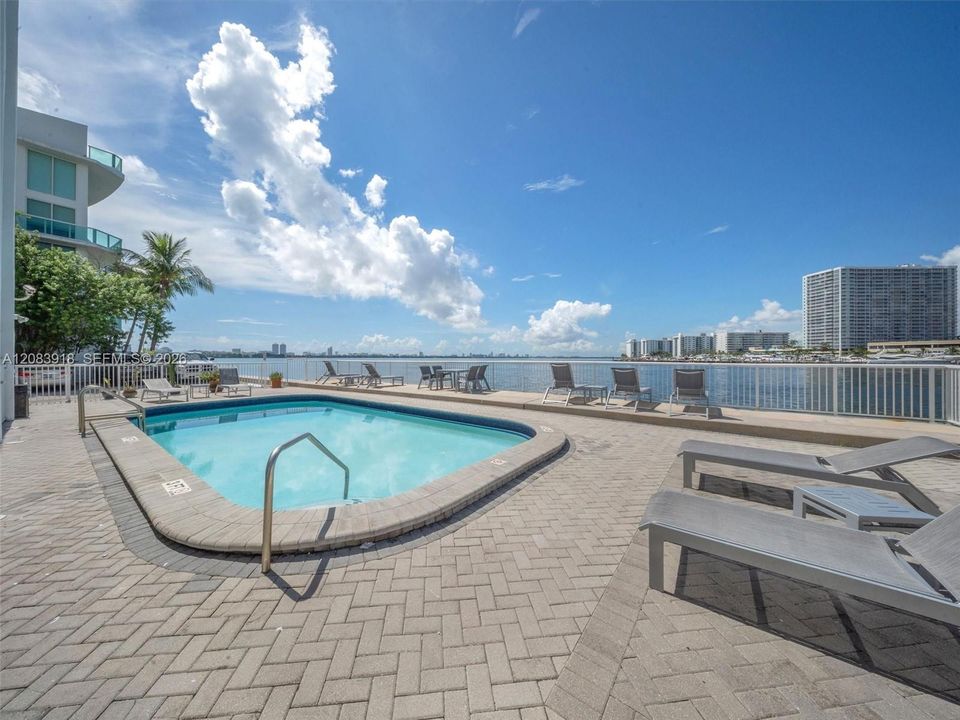 For Sale: $283,000 (2 beds, 2 baths, 1100 Square Feet)