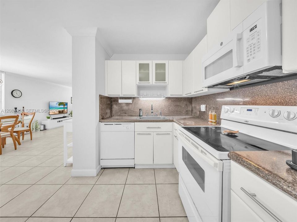 For Sale: $283,000 (2 beds, 2 baths, 1100 Square Feet)
