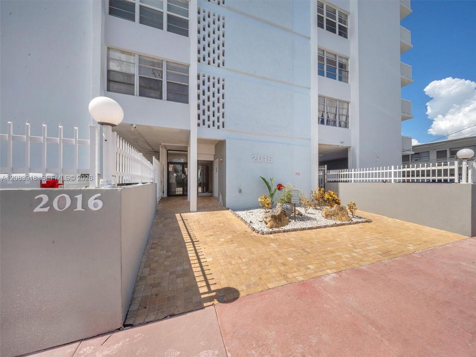For Sale: $283,000 (2 beds, 2 baths, 1100 Square Feet)