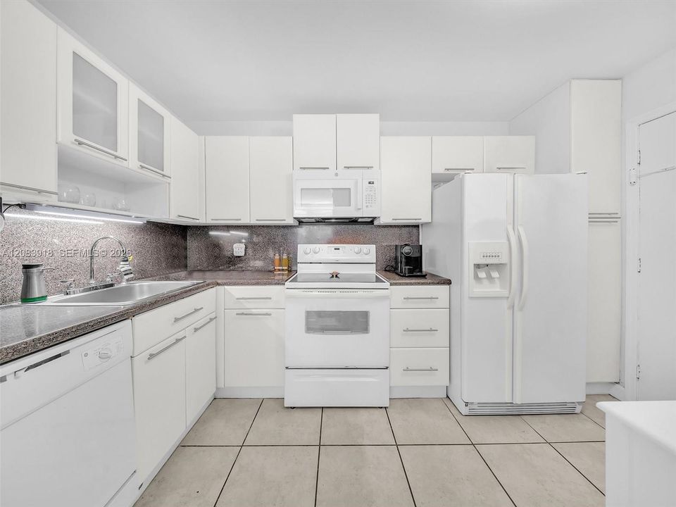 For Sale: $283,000 (2 beds, 2 baths, 1100 Square Feet)