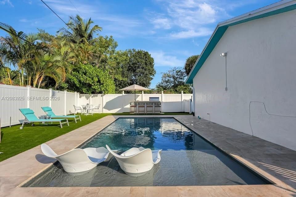 For Rent: $3,000 (2 beds, 1 baths, 2640 Square Feet)