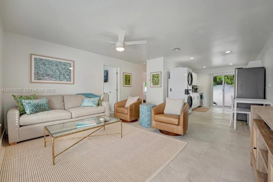 For Rent: $3,000 (2 beds, 1 baths, 2640 Square Feet)
