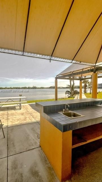 For Rent: $2,550 (2 beds, 2 baths, 1090 Square Feet)
