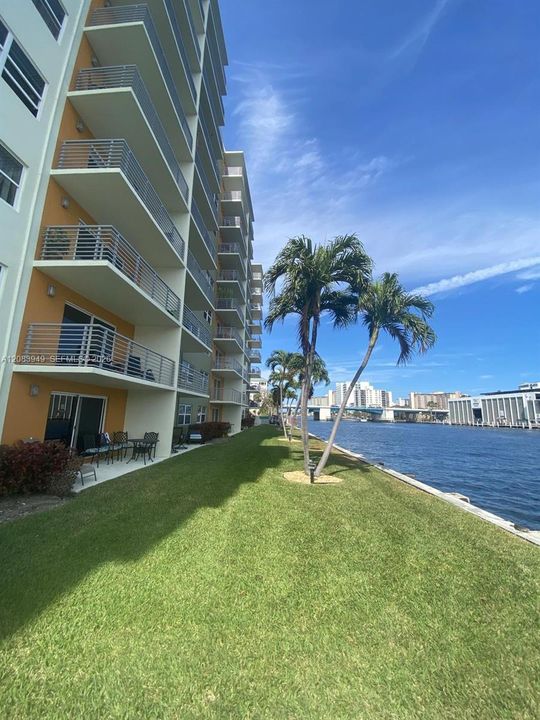 For Rent: $2,400 (1 beds, 1 baths, 730 Square Feet)