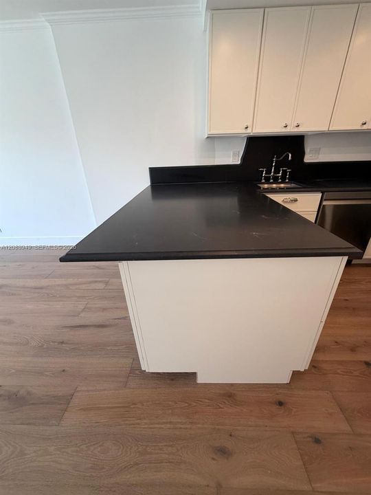 For Rent: $2,400 (1 beds, 1 baths, 730 Square Feet)
