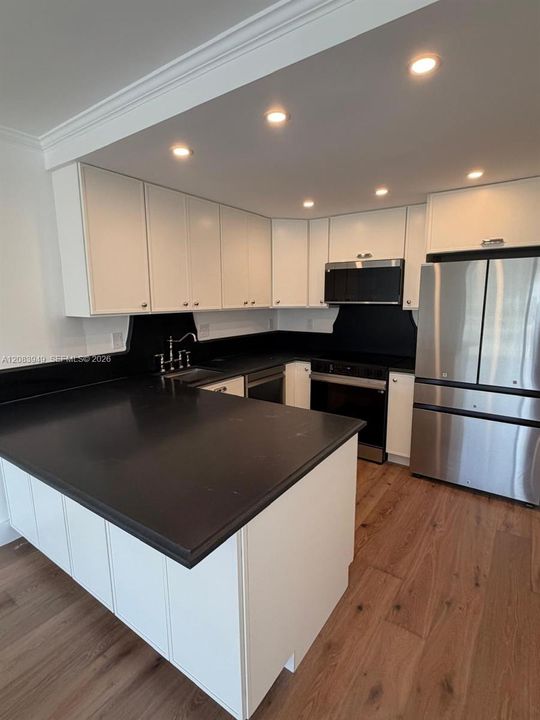 For Rent: $2,400 (1 beds, 1 baths, 730 Square Feet)