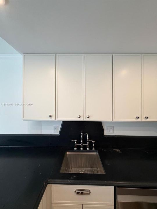 For Rent: $2,400 (1 beds, 1 baths, 730 Square Feet)