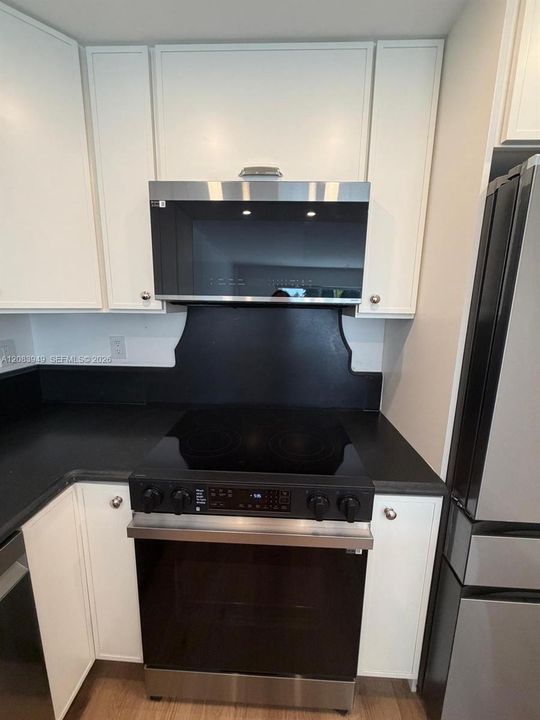 For Rent: $2,400 (1 beds, 1 baths, 730 Square Feet)