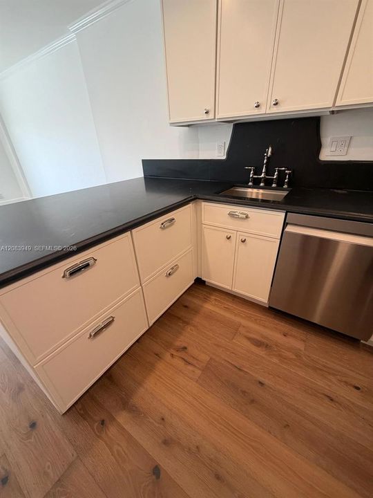 For Rent: $2,400 (1 beds, 1 baths, 730 Square Feet)