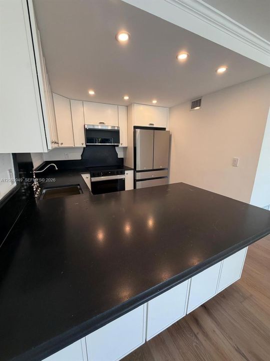 For Rent: $2,400 (1 beds, 1 baths, 730 Square Feet)
