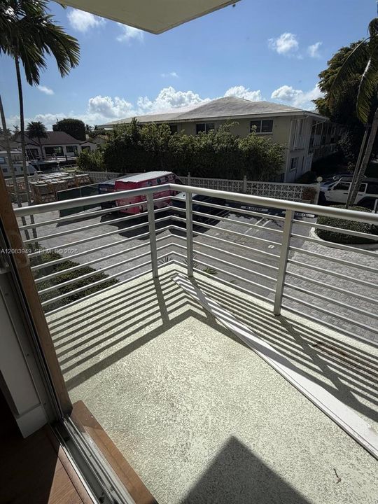For Rent: $2,400 (1 beds, 1 baths, 730 Square Feet)