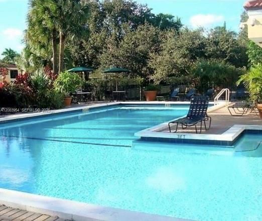 For Rent: $1,750 (1 beds, 1 baths, 698 Square Feet)