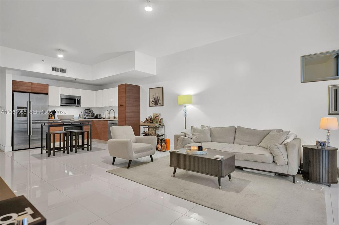For Sale: $458,000 (1 beds, 1 baths, 766 Square Feet)