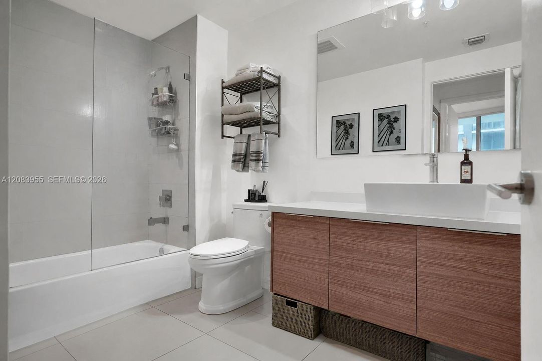 For Sale: $458,000 (1 beds, 1 baths, 766 Square Feet)