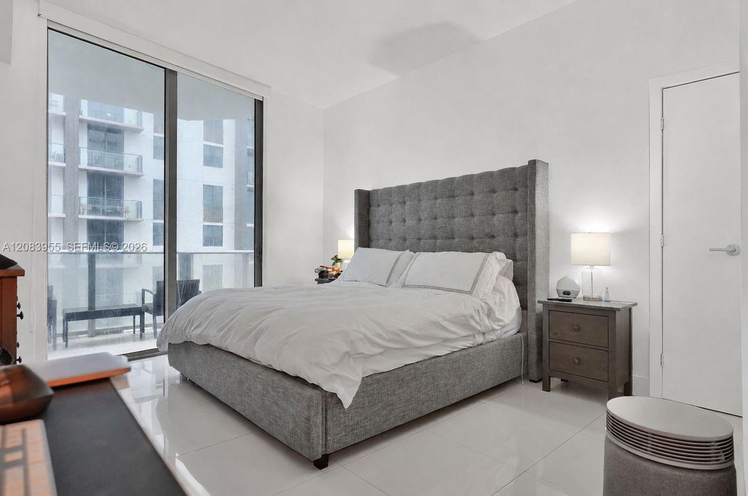For Sale: $458,000 (1 beds, 1 baths, 766 Square Feet)