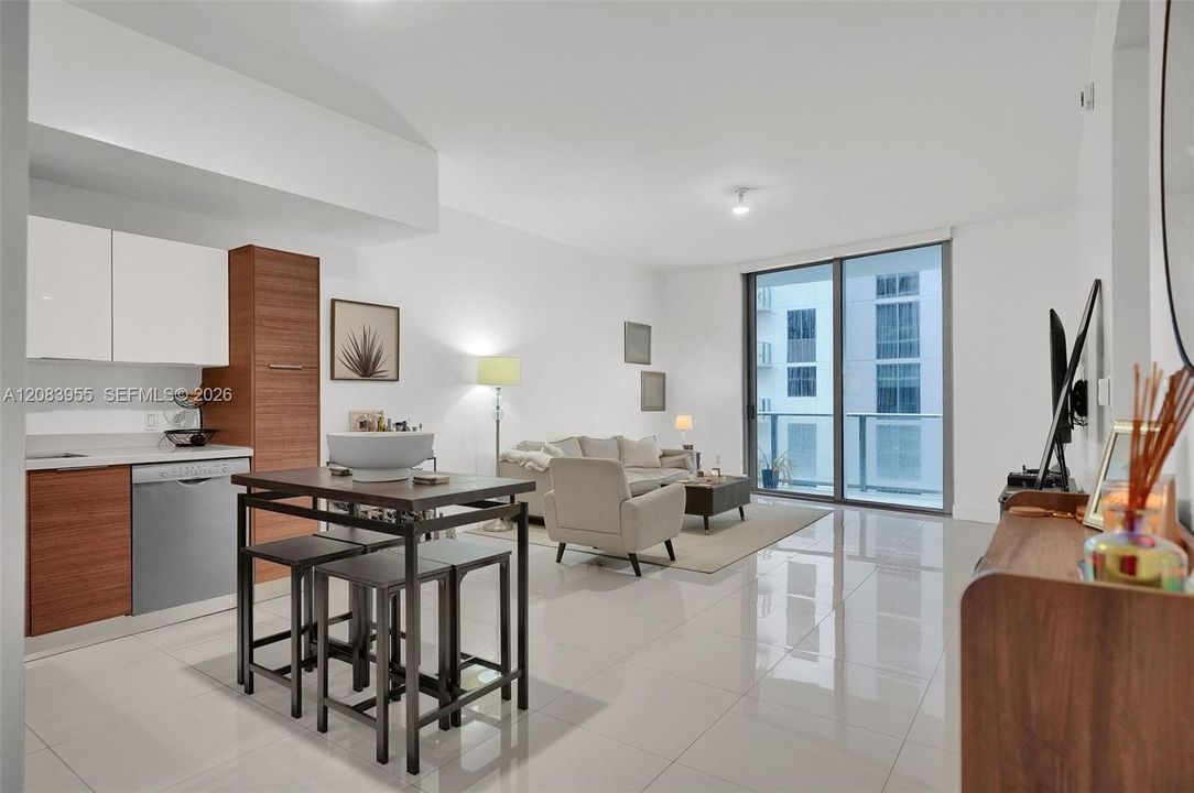 For Sale: $458,000 (1 beds, 1 baths, 766 Square Feet)